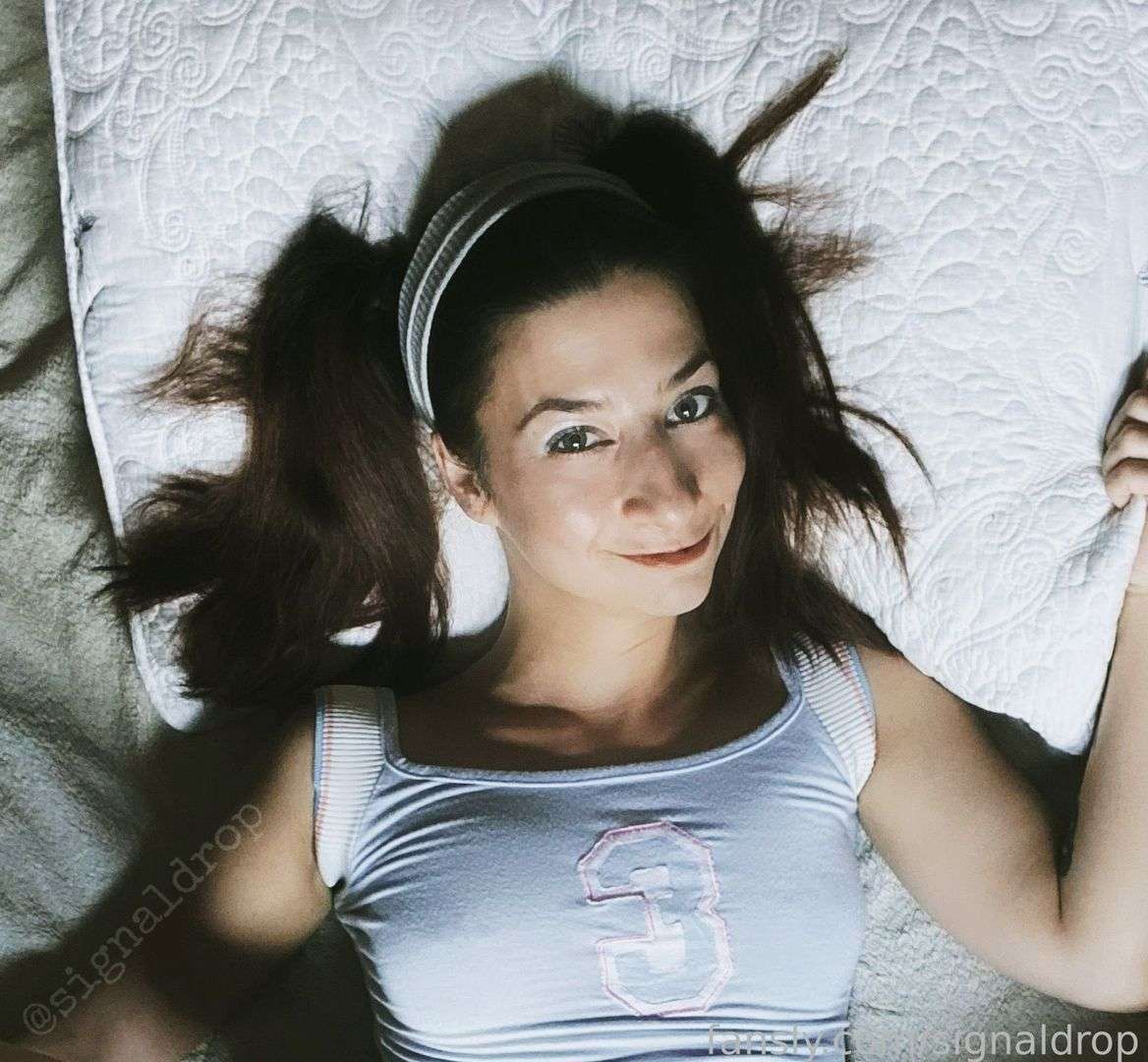 fansly signaldrop profile photo  