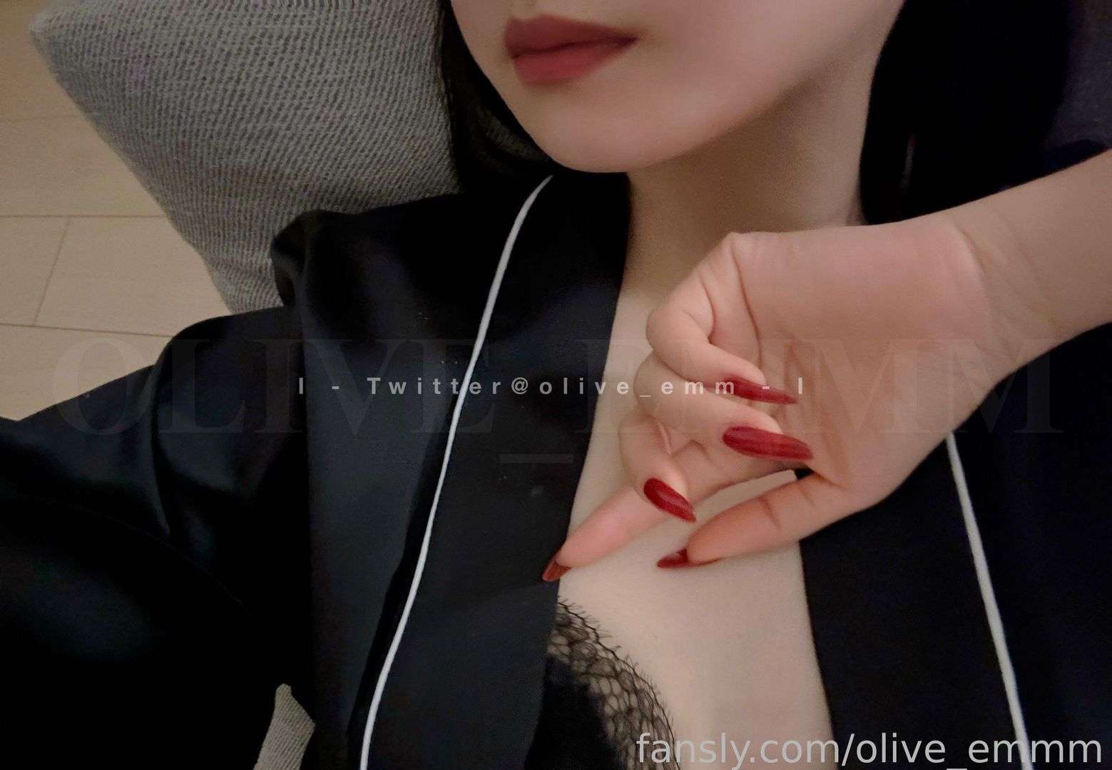 fansly imolive profile photo  