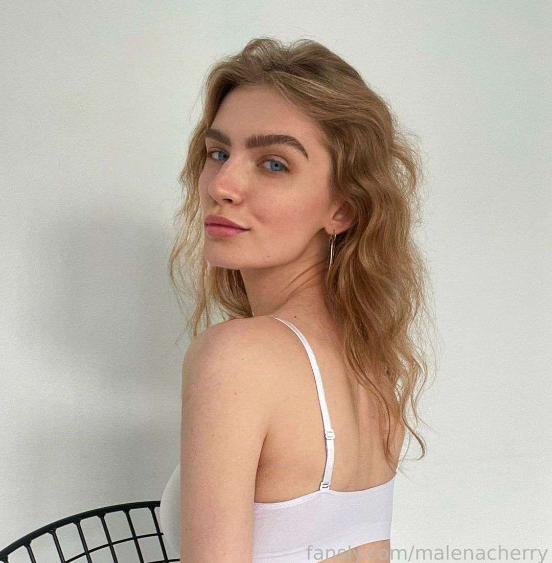 fansly 𝐌𝐚𝐥𝐞𝐧𝐚  profile photo  