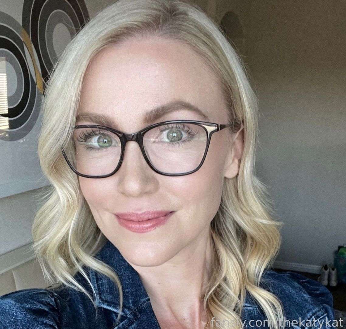 fansly thekatykat profile photo  
