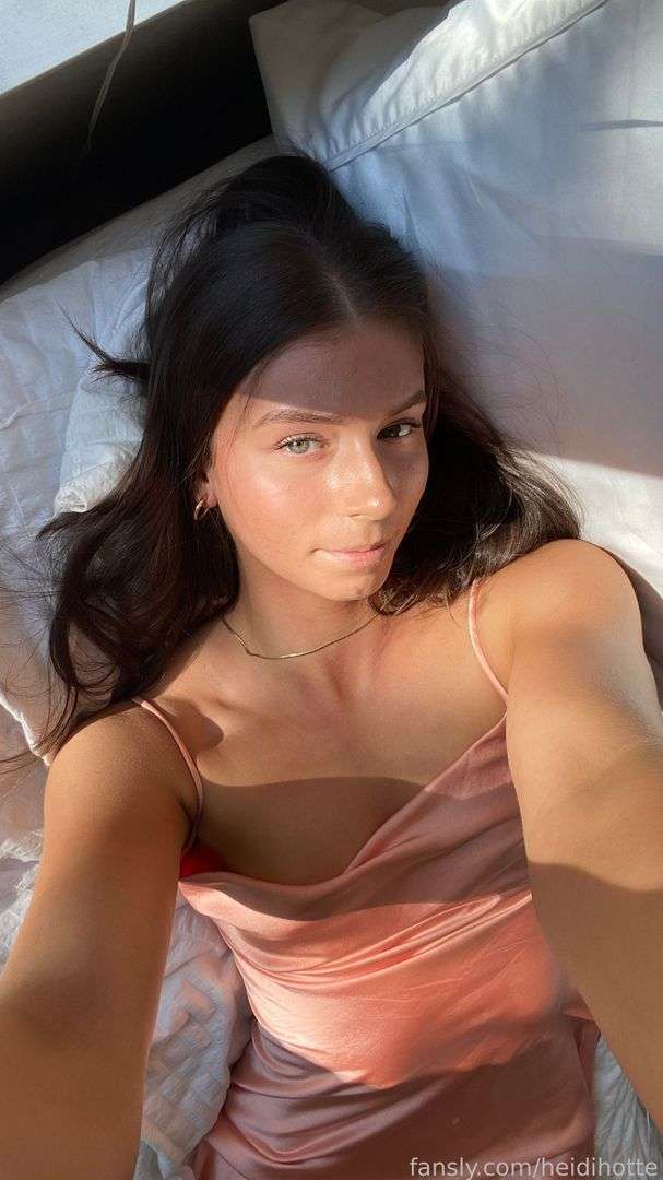 fansly heidihotte profile photo  