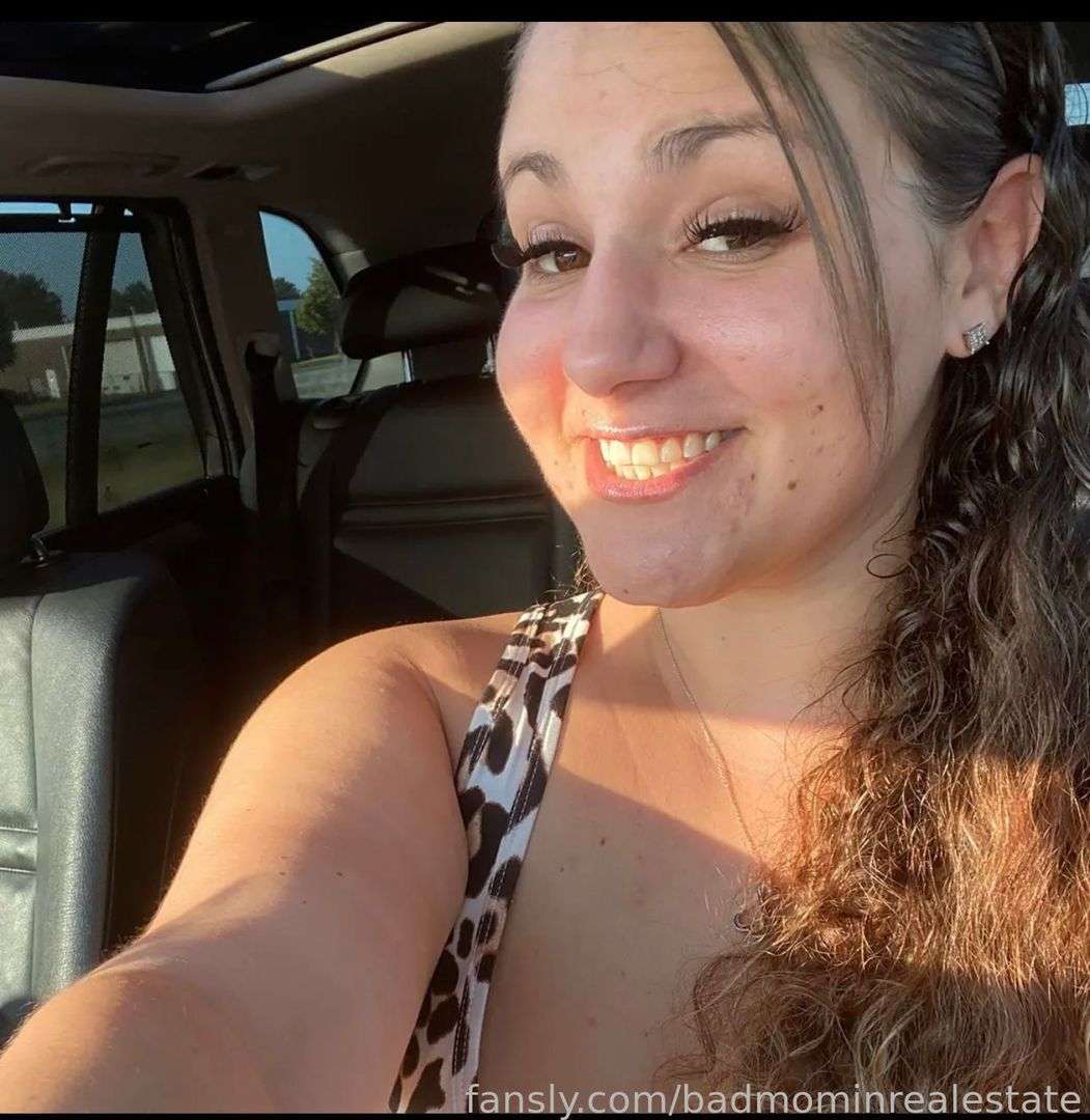 fansly Badmominrealestate profile photo  