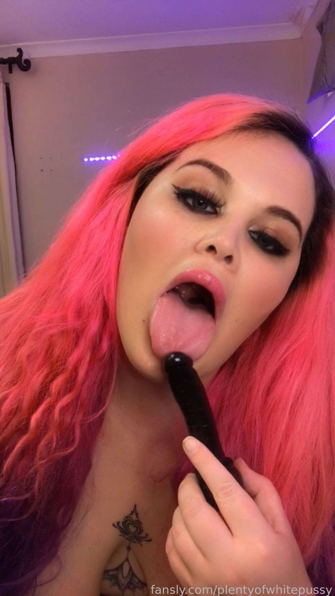 fansly plentyofwhitepussy profile photo  