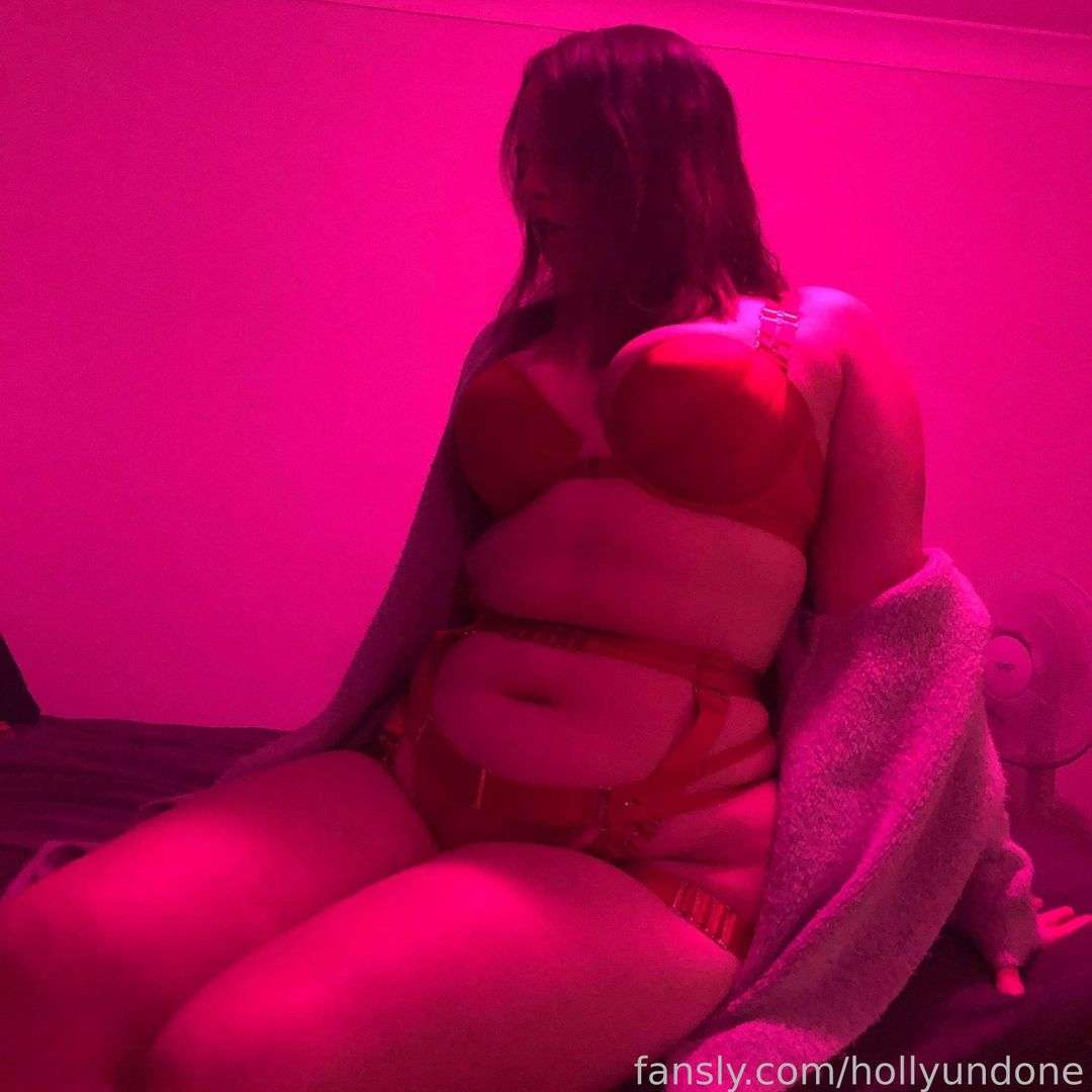 fansly hollyundone profile photo  