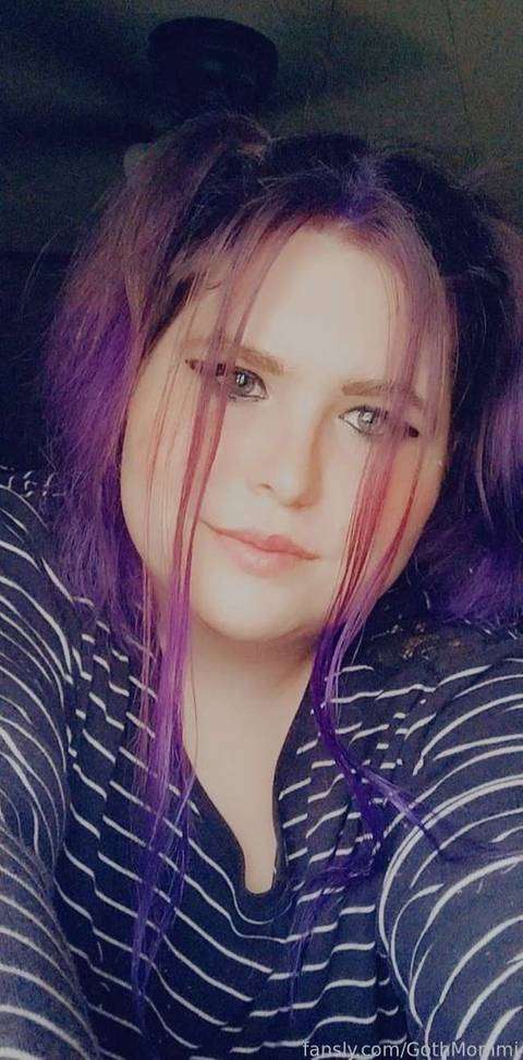 fansly GothMommi profile photo  