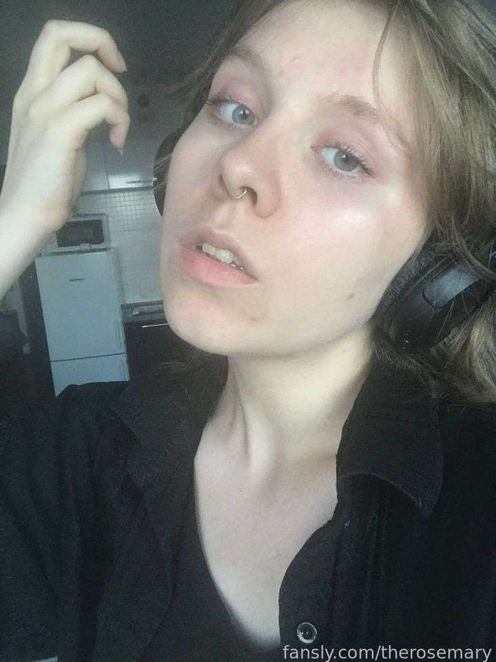 fansly therosemarie profile photo  