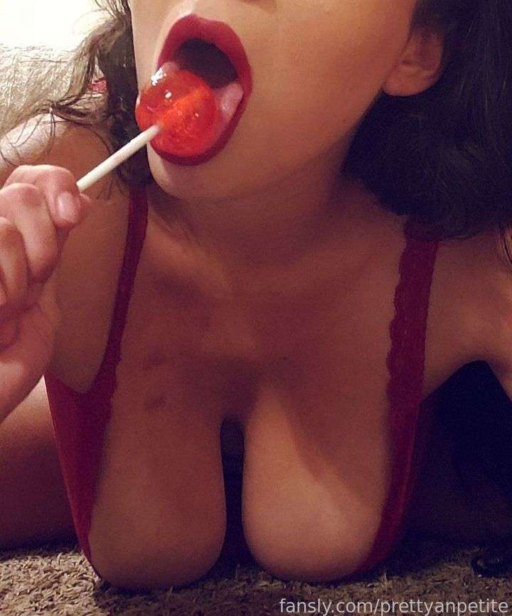 fansly prettyanpetite profile photo  