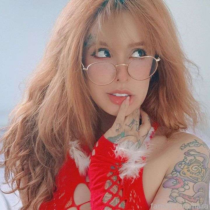 fansly flara profile photo  