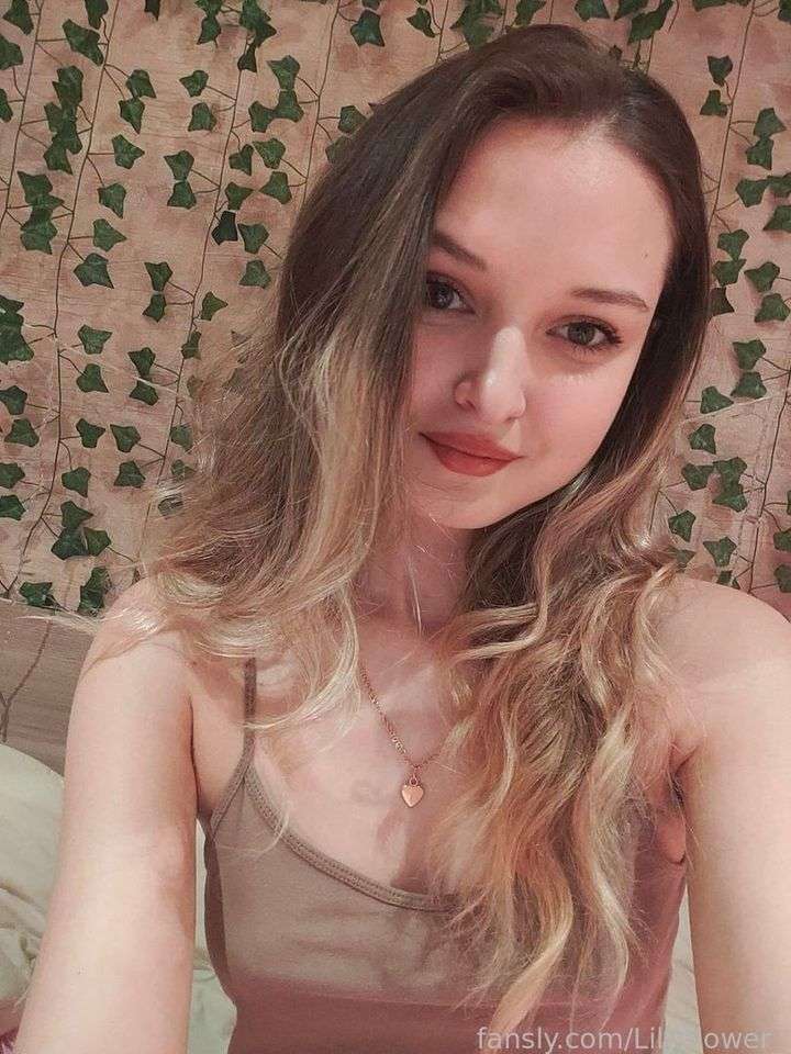 fansly LilyFlower_ profile photo  