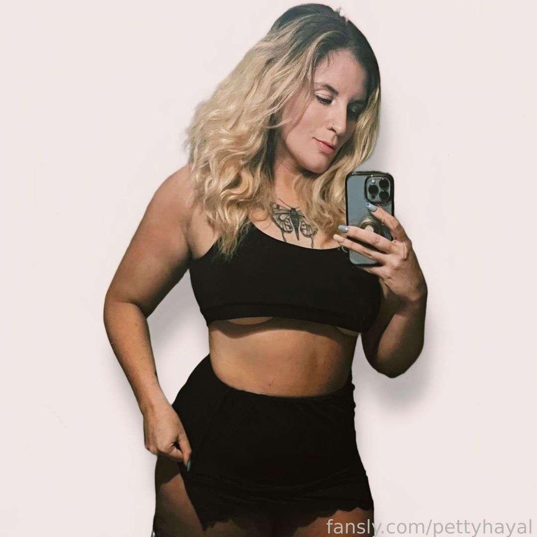 fansly pettyhayal profile photo  