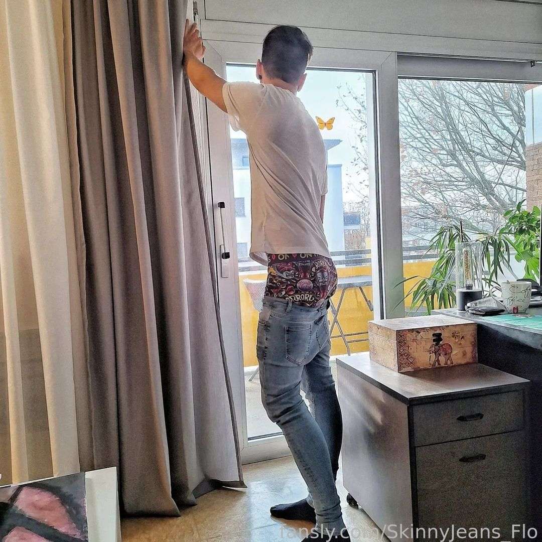 fansly SkinnyJeans_Flo profile photo  