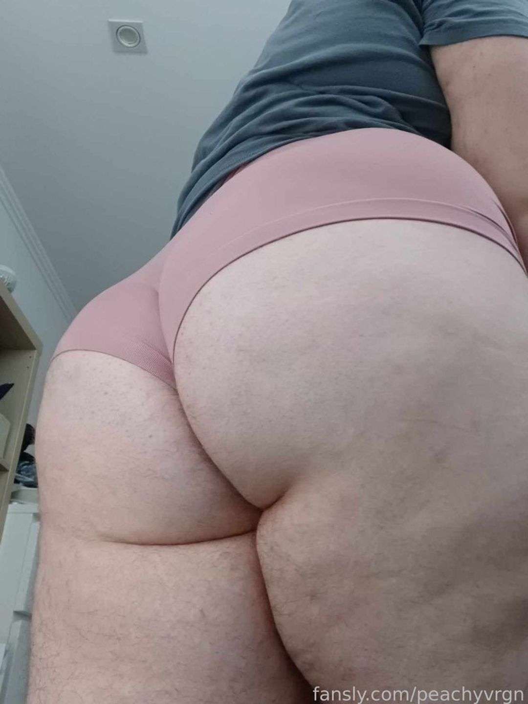 fansly peachyvrgn profile photo  