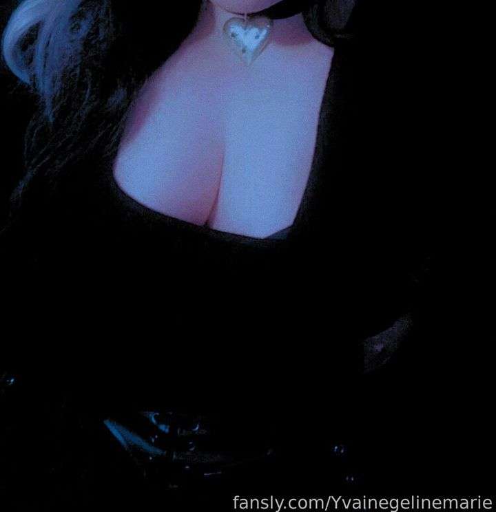 fansly 𝖄𝖛𝖆𝖎𝖓𝖊  profile photo  