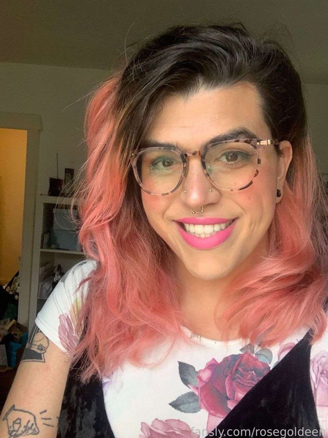 fansly RoseGoldeen profile photo  