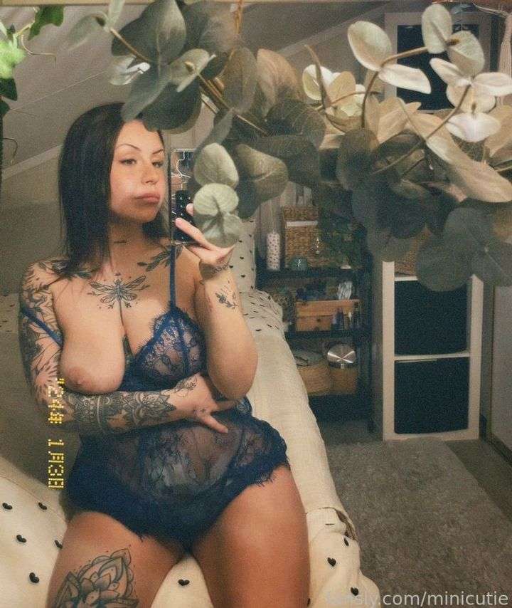 fansly minicutie profile photo  