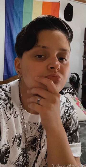 fansly almondyles profile photo  