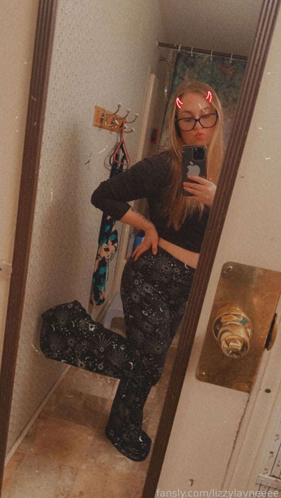 fansly lizzylayneeee profile photo  