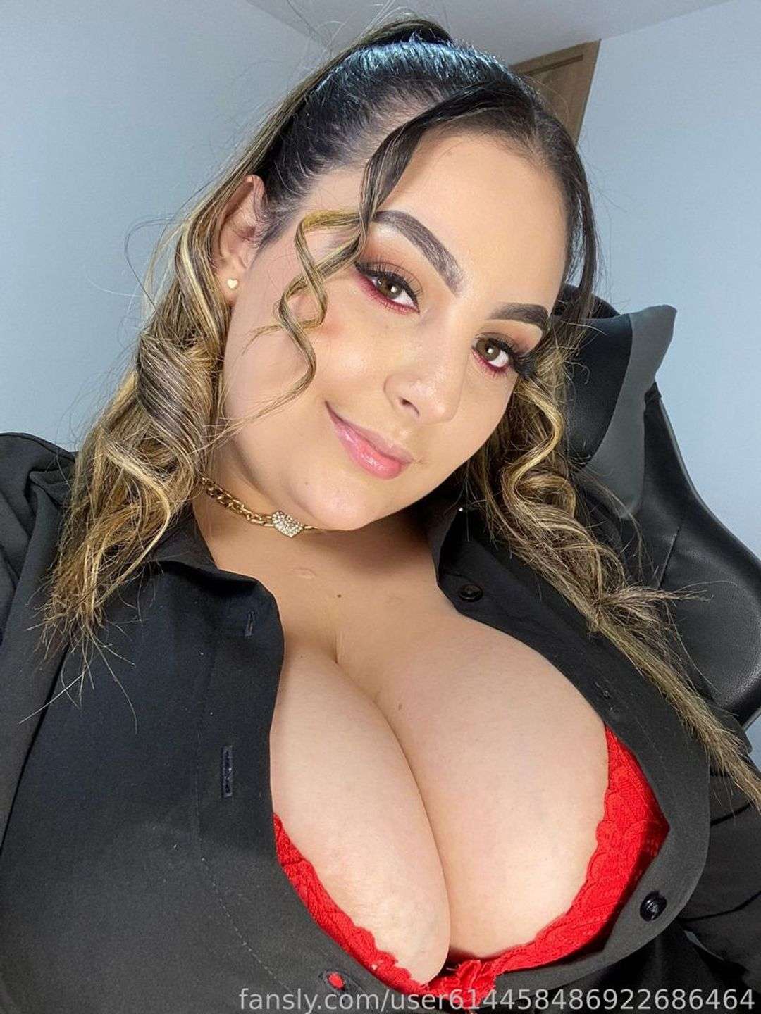 fansly violeta hils profile photo  