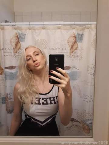 fansly hollylove2020 profile photo  