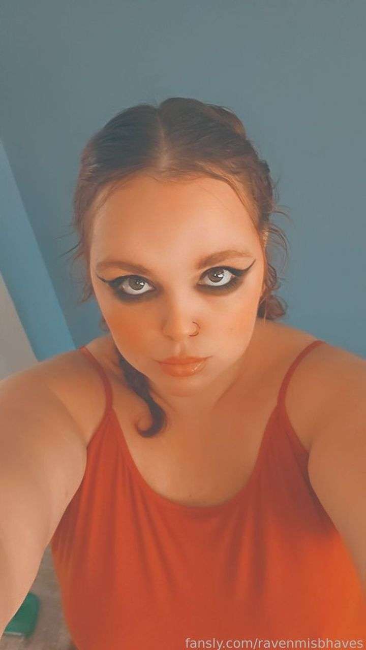 fansly ravenmisbhaves profile photo  