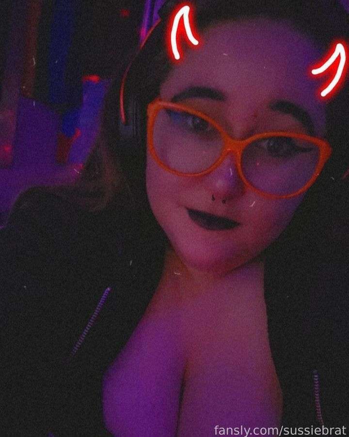 fansly sussiebrat profile photo  