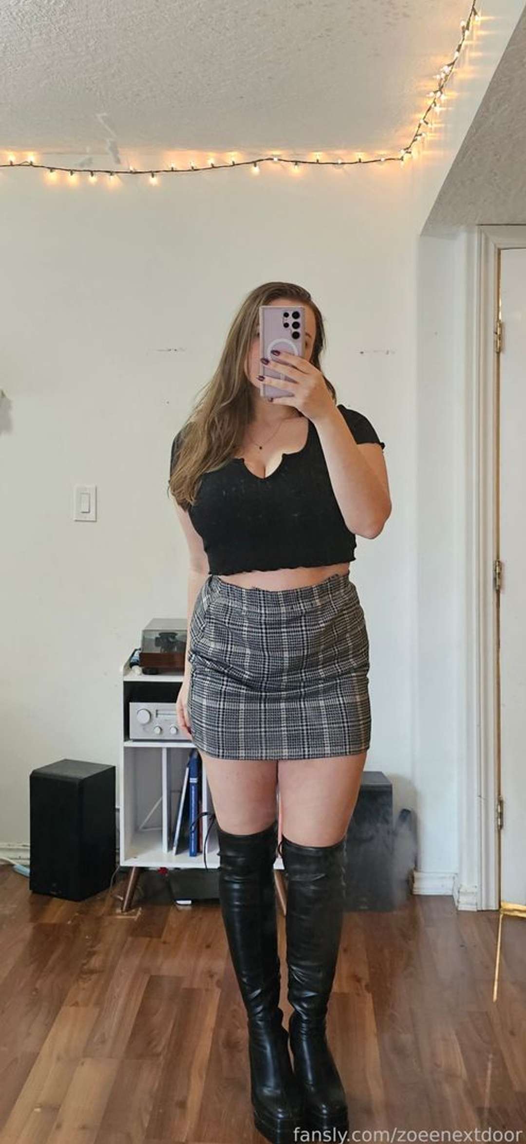 fansly zoeenextdoor profile photo  