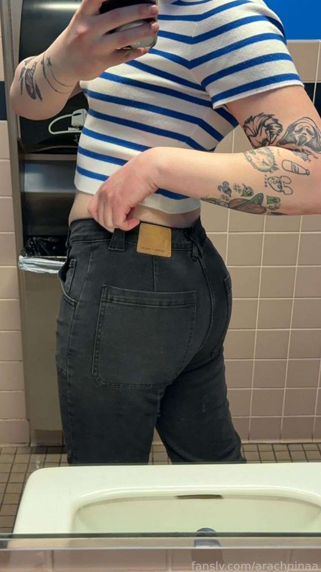 fansly arachninaa profile photo  