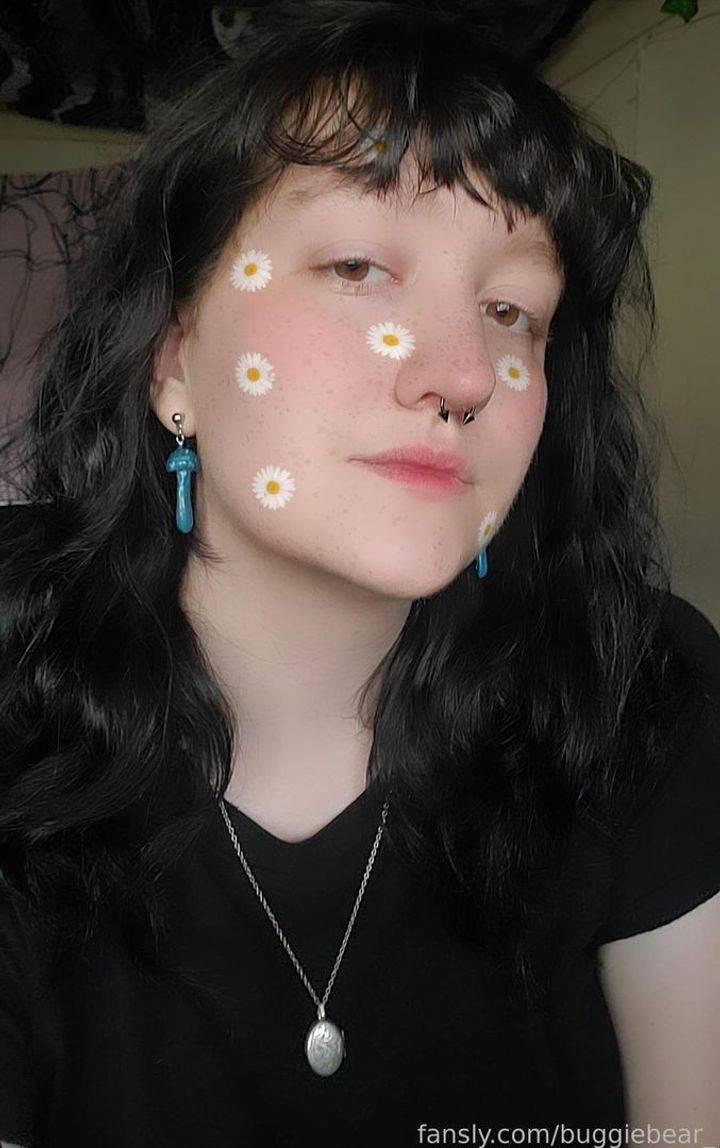 fansly  em ☁️🦠 profile photo.  em ☁️🦠 6