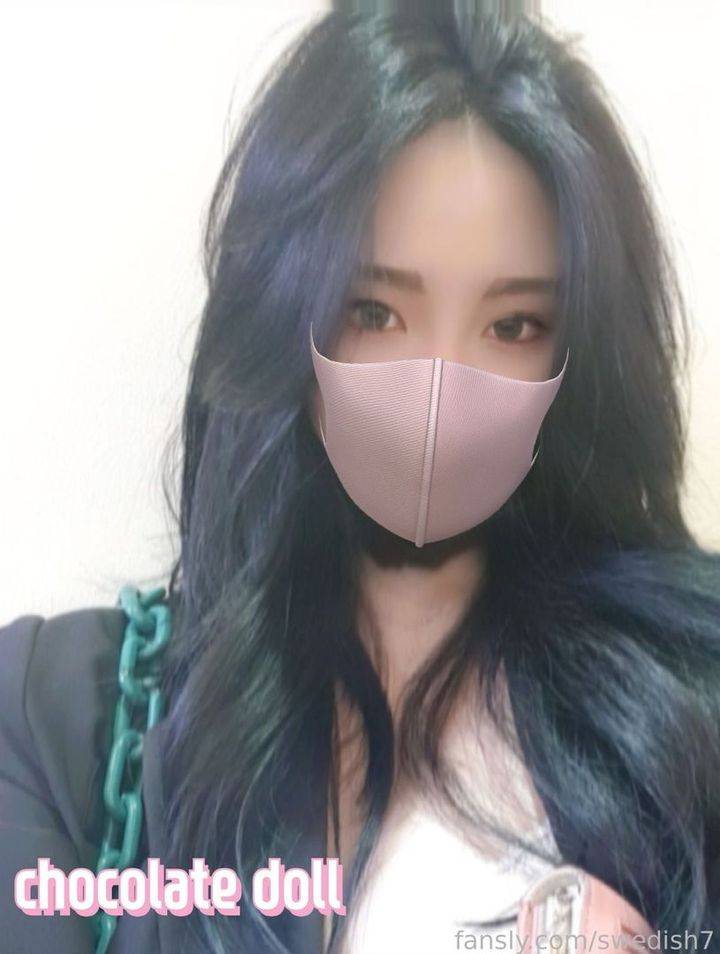 fansly chocolate doll profile photo. chocolate doll 3