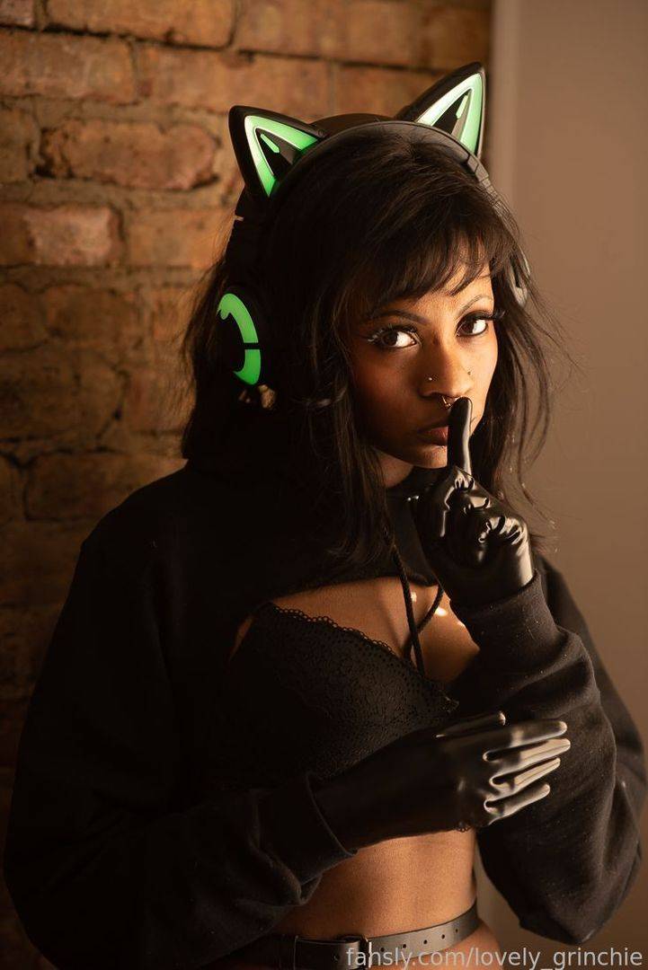 fansly lovely_grinchie profile photo. lovely_grinchie 16
