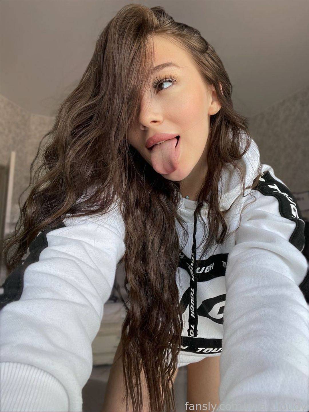 fansly Mia profile photo. Mia 32
