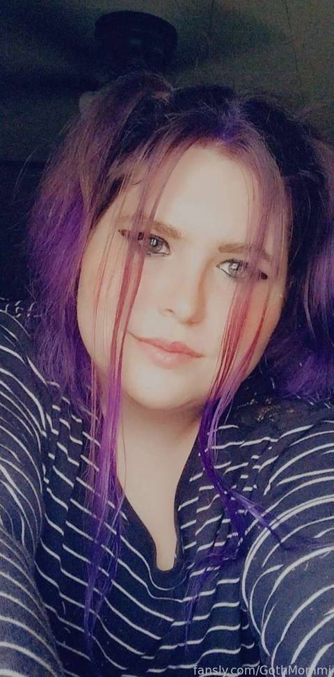 fansly GothMommi profile photo. GothMommi 32
