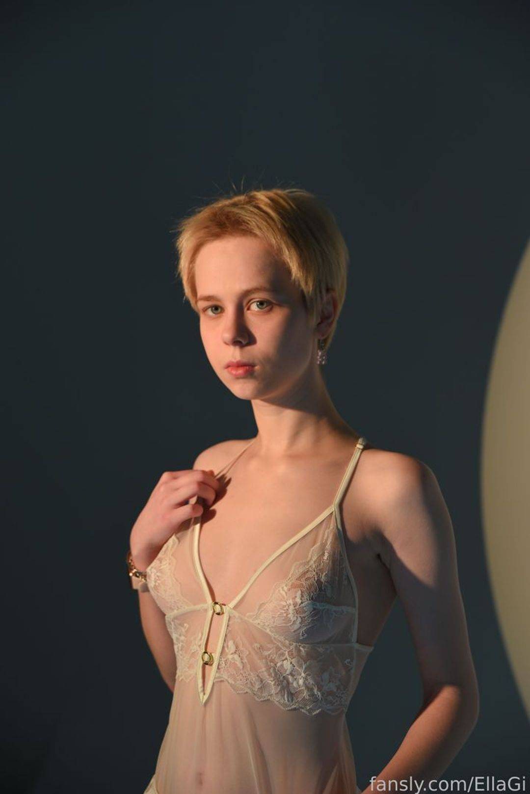 fansly Ella profile photo. Ella 18