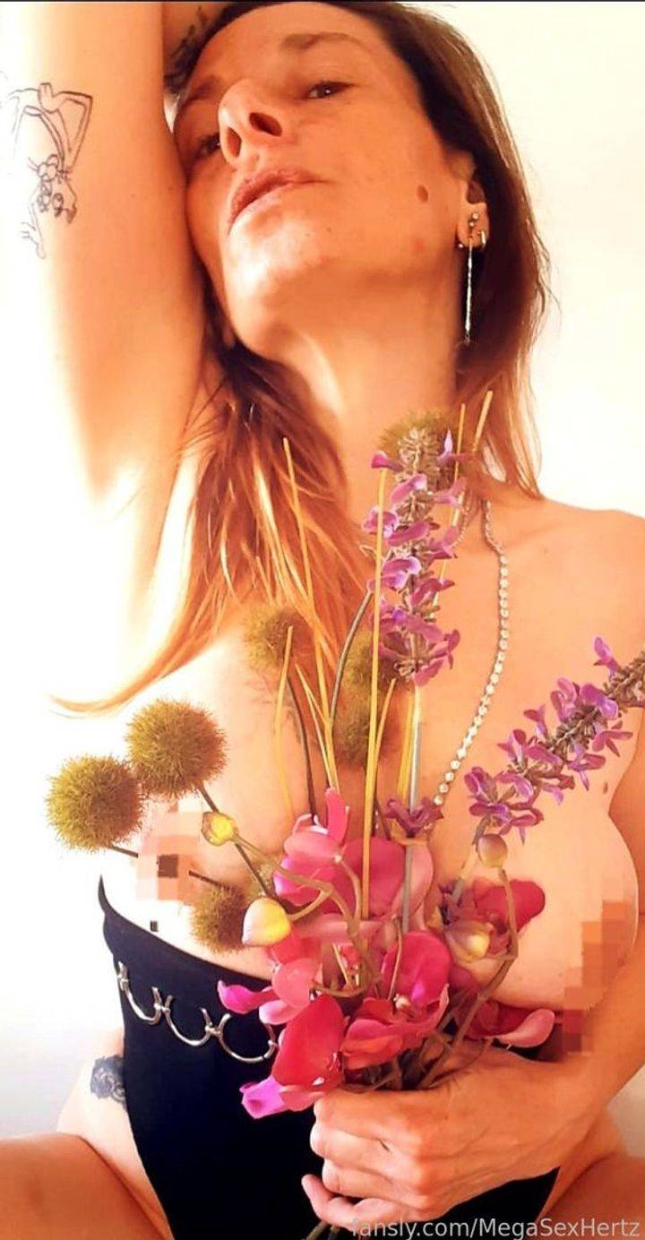 fansly MegaSexHertz profile photo. MegaSexHertz 3