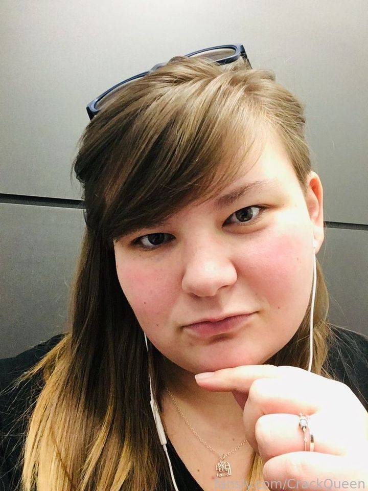fansly CrackQueen profile photo. CrackQueen 2