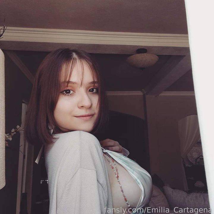 fansly Emilia  profile photo. Emilia  31