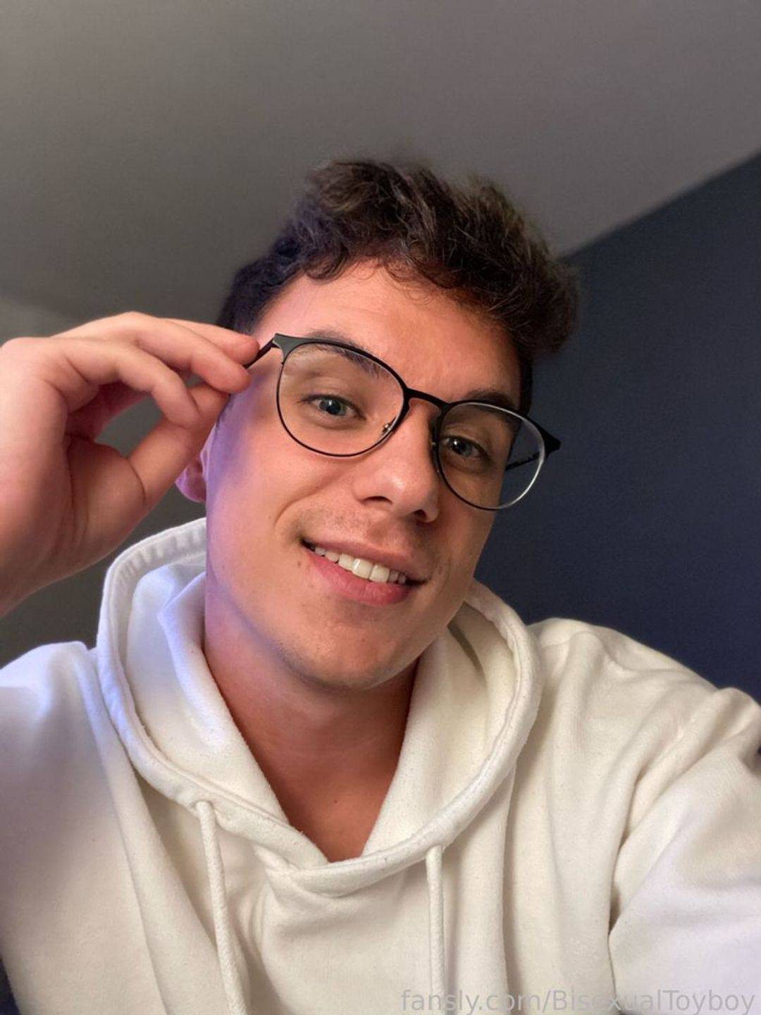 fansly BisexualToyboy profile photo. BisexualToyboy 28
