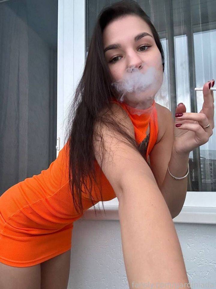fansly smoking girl Kira profile photo. smoking girl Kira 16