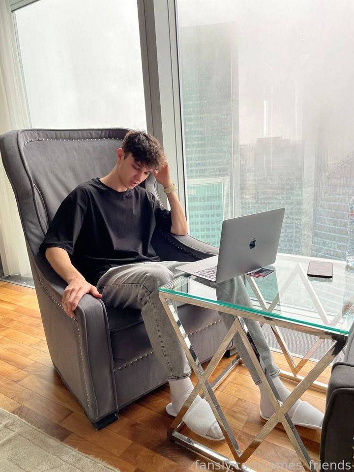 fansly james_friends profile photo. james_friends 33