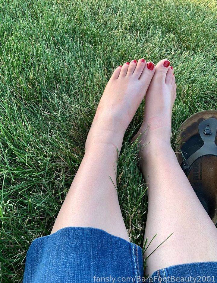 fansly BareFootBeauty profile photo. BareFootBeauty 34