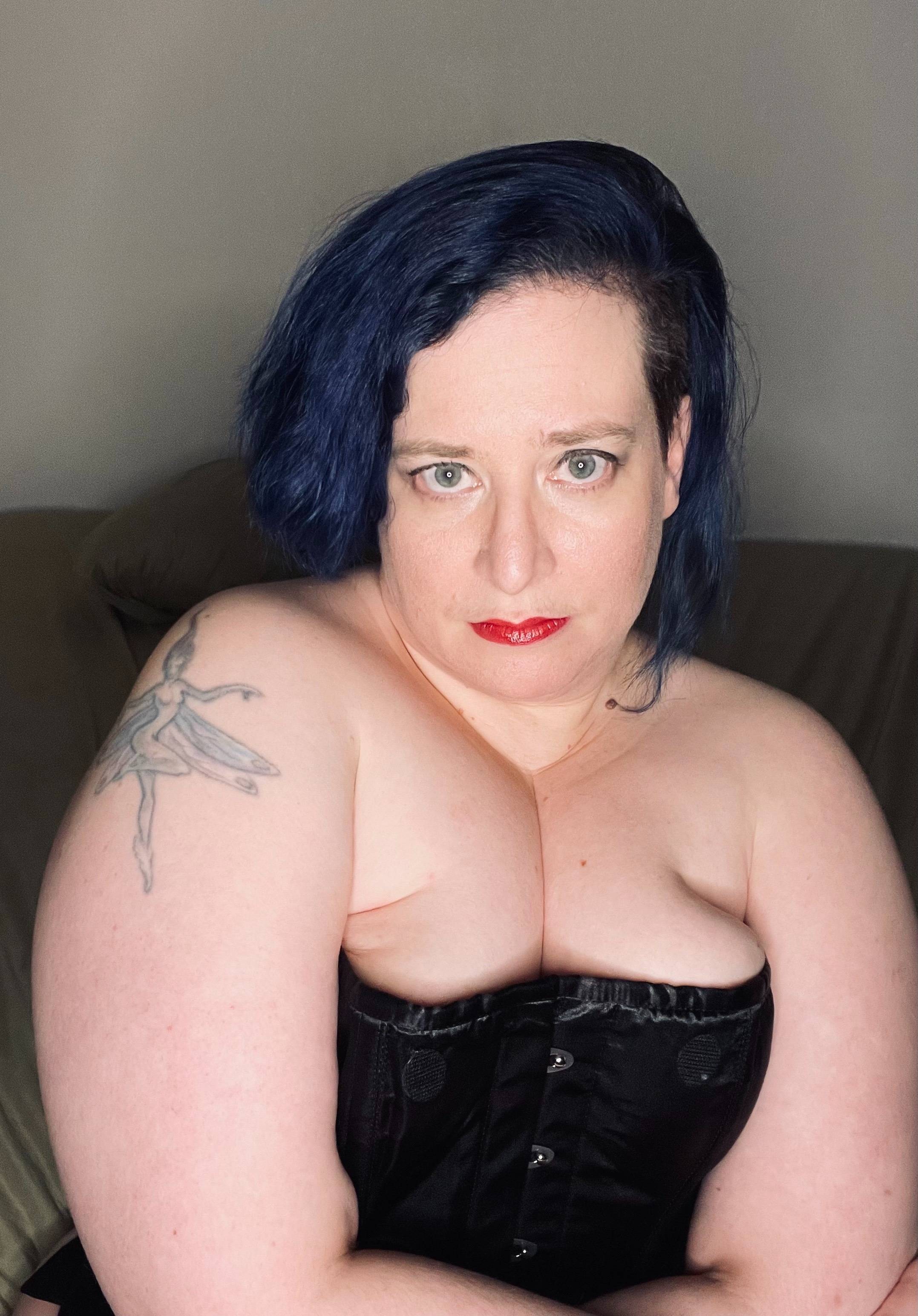 onlyfans SapphireGeek profile photo. SapphireGeek 9