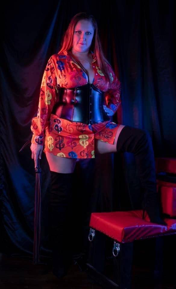 undefined Lady Linni (Lean Knee) profile photo. Lady Linni (Lean Knee) 3